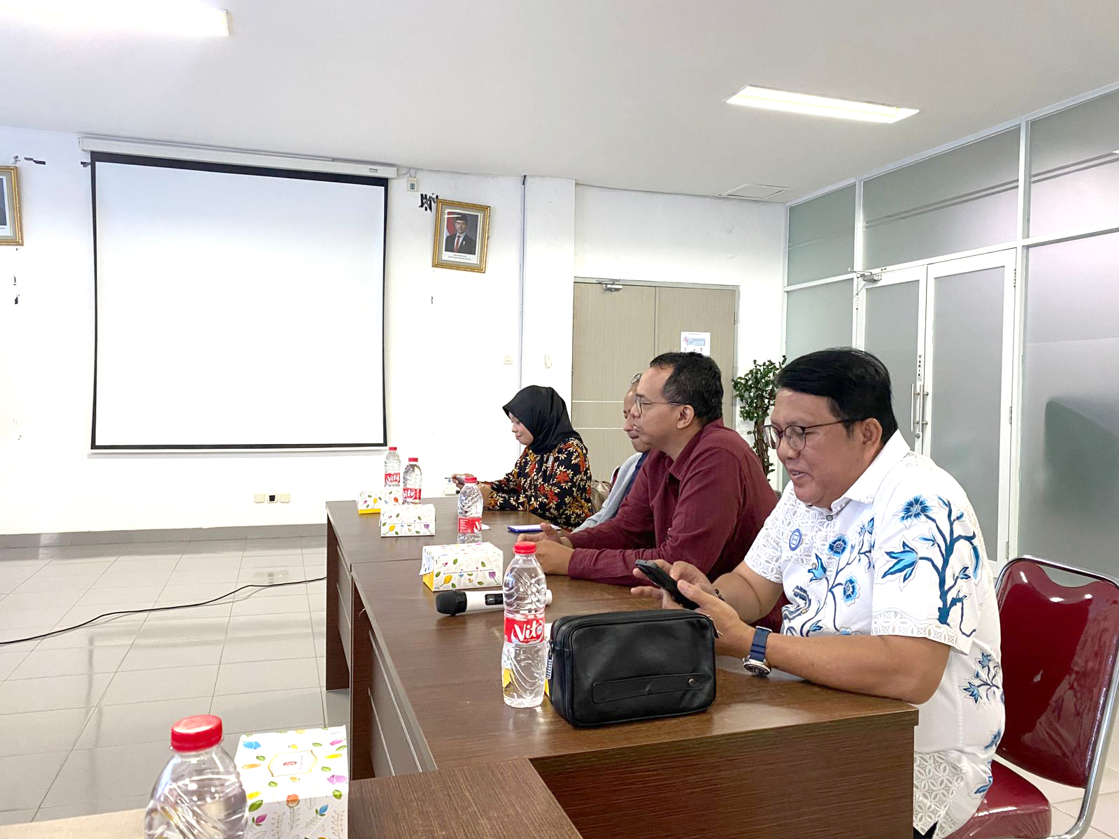 Rapat Koordinasi dan Komunikasi dengan Direktur RS. Permata Jonggol dan Tim, Ketua DPK APINDO Kab.Bogor dan Tim dan Rektor I dan Tim Institut Sains dan Teknologi Nasional (ISTN) membahas program Diploma 3 (D3) Farmasi di RS Permata Jonggol.